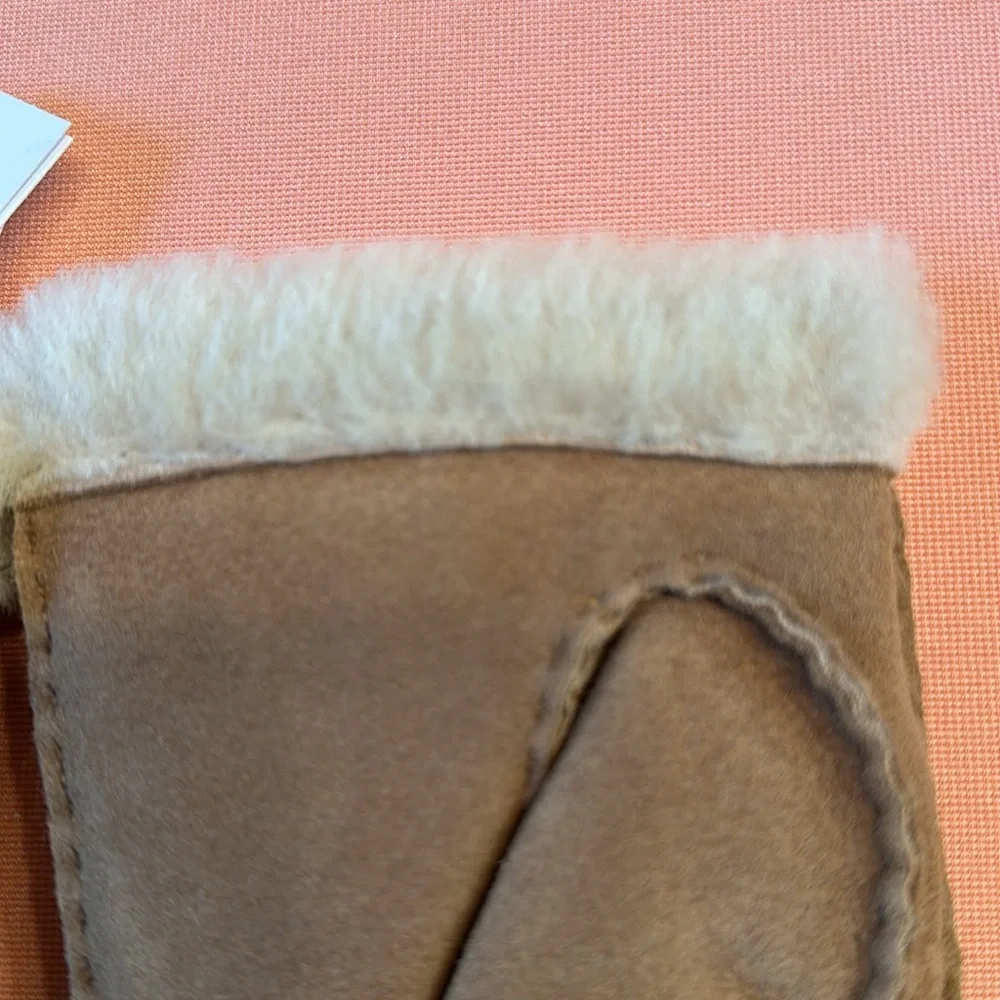 New UGG Gloves. Chestnut. Size L.
